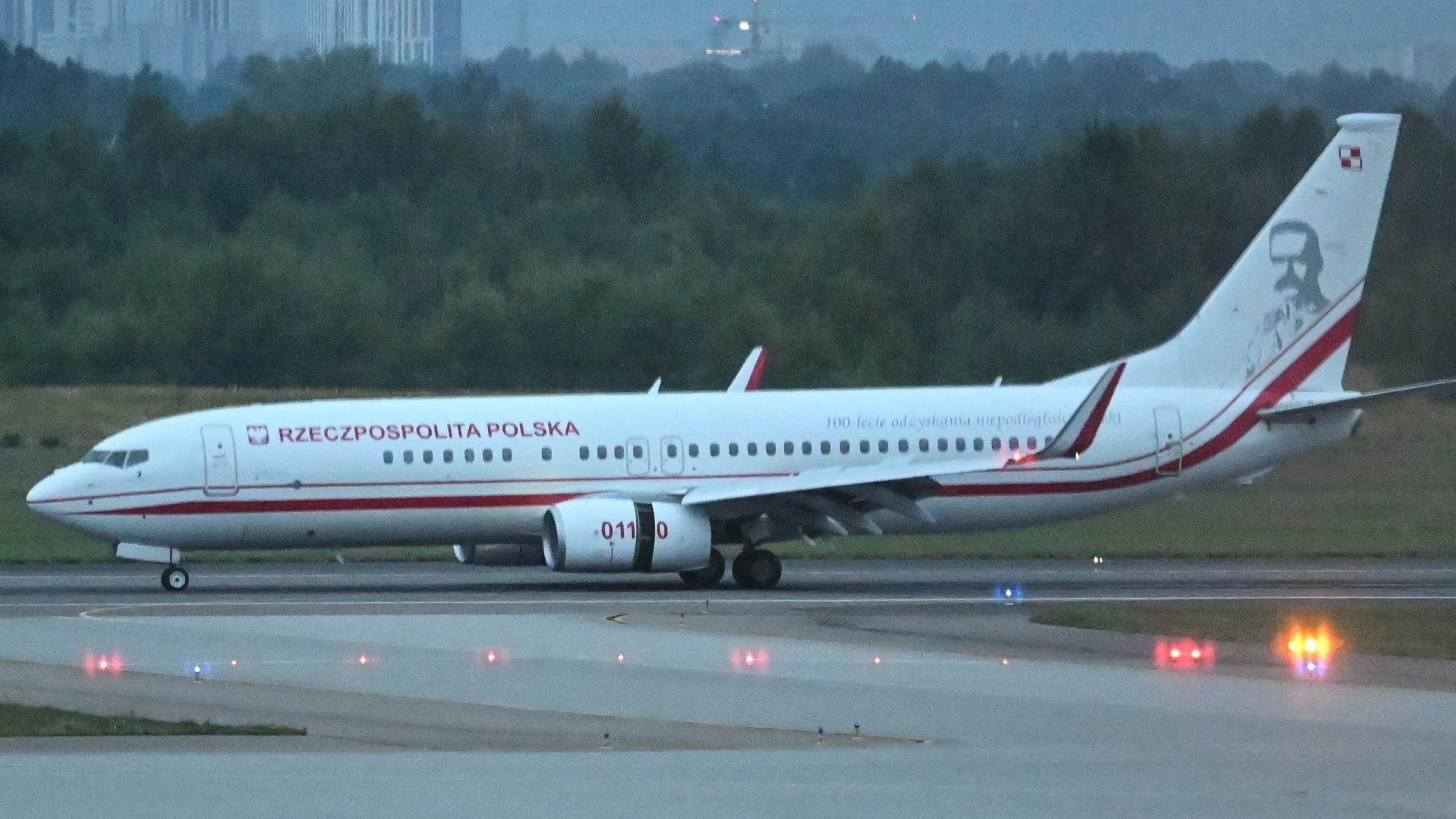 Rządowy samolot Boeing 737-800 NG na lotnisku w Rzeszowie