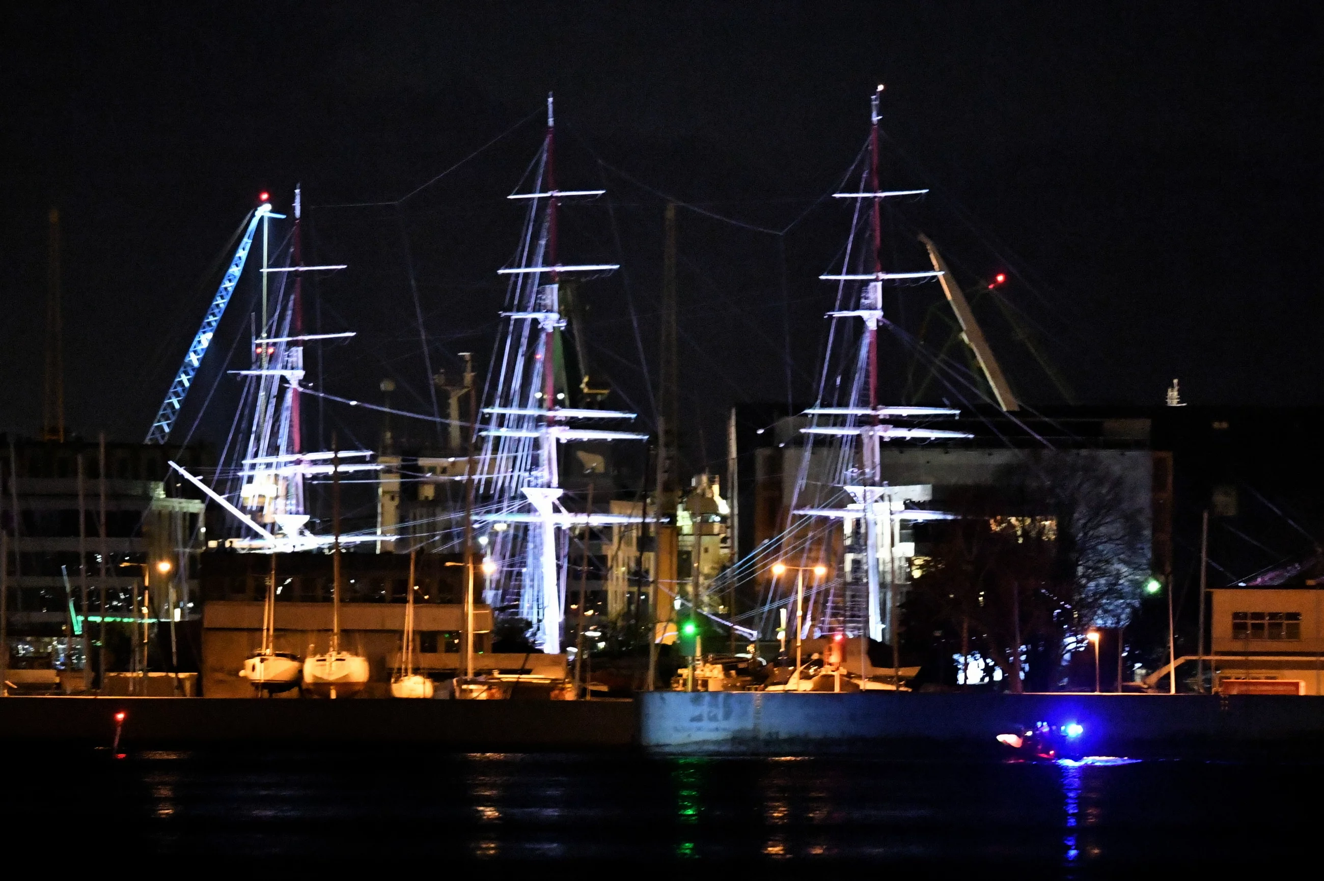 Akcja ratownicza dwóch członków załogi jachtu, który przewrócił się trzysta metrów od brzegu na wysokości centrum Gdyni.