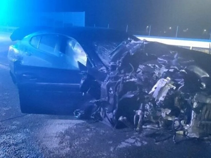 Rozbite BMW w miejscu wypadku na autostradzie A1