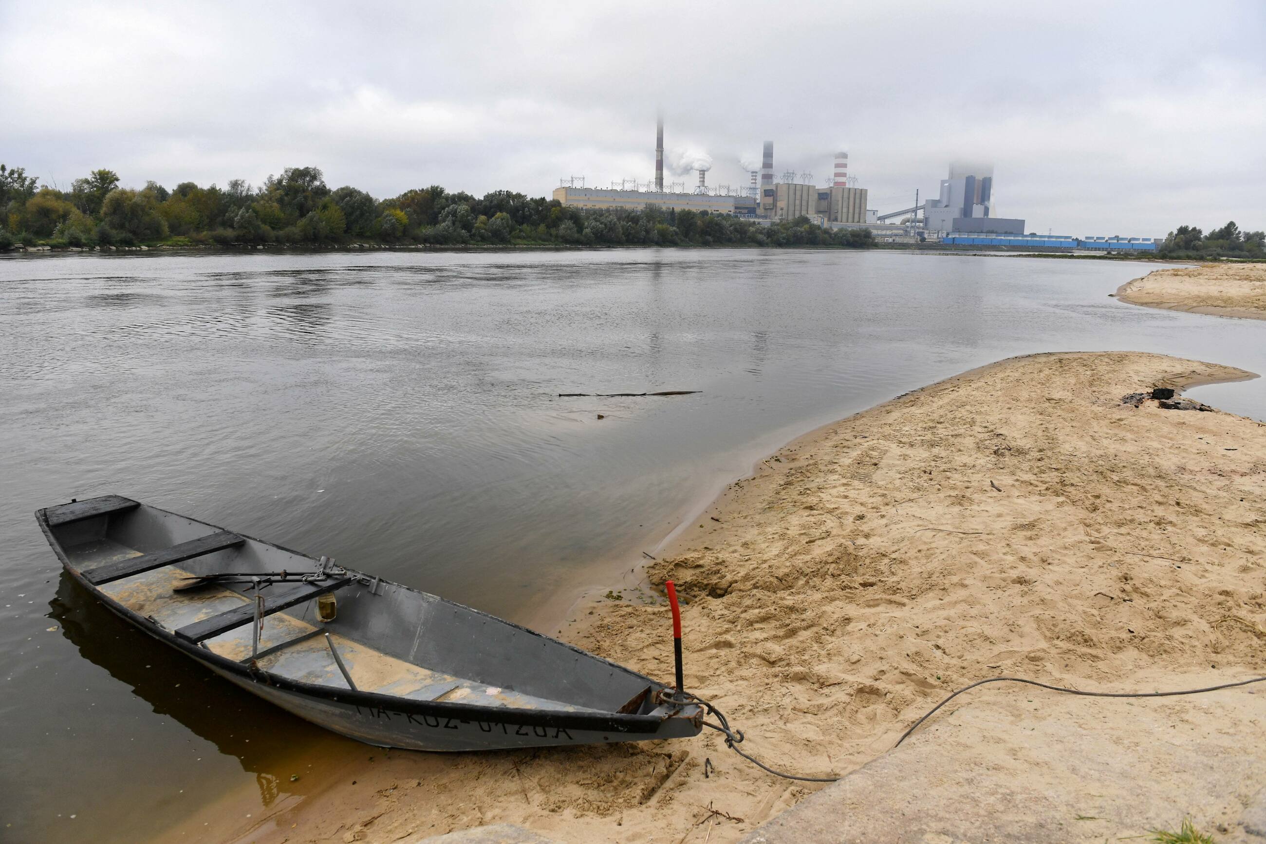 Łódka nad rzeką. Zdjęcie ilustracyjne