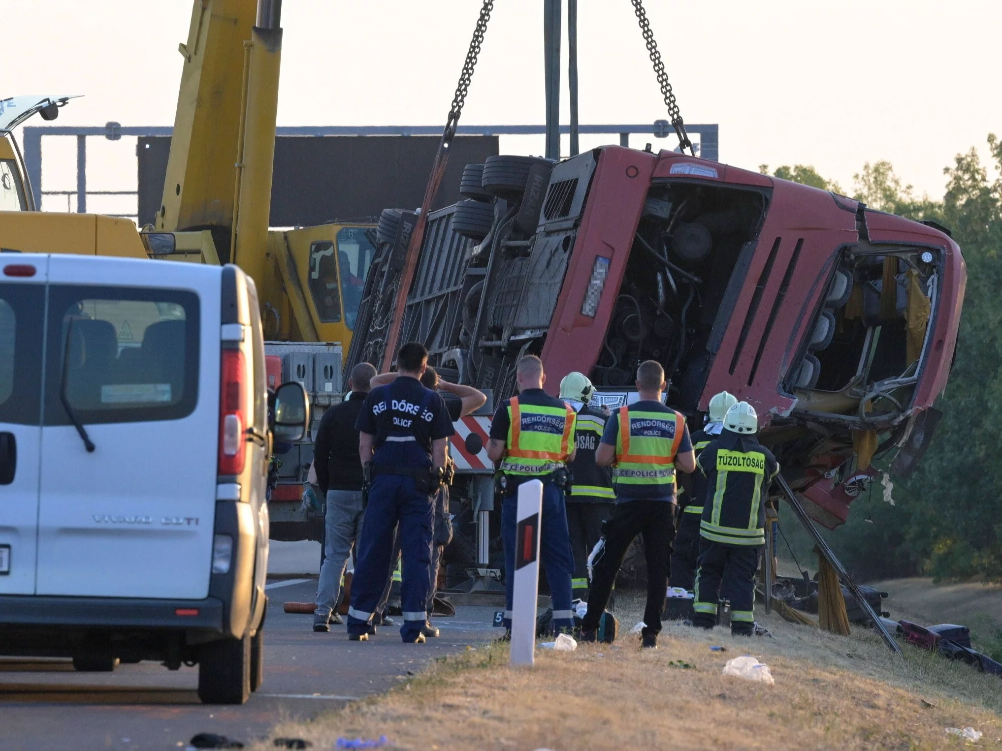 Służby ratunkowe na miejscu wypadku polskiego autokaru na Węgrzech