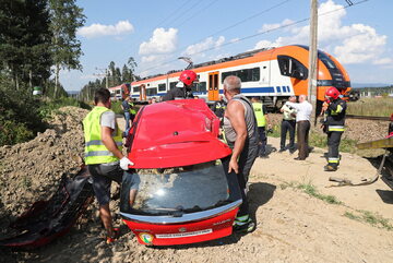Wypadek w Szaflarach. Samochód egzaminacyjny zderzył się z pociągiem