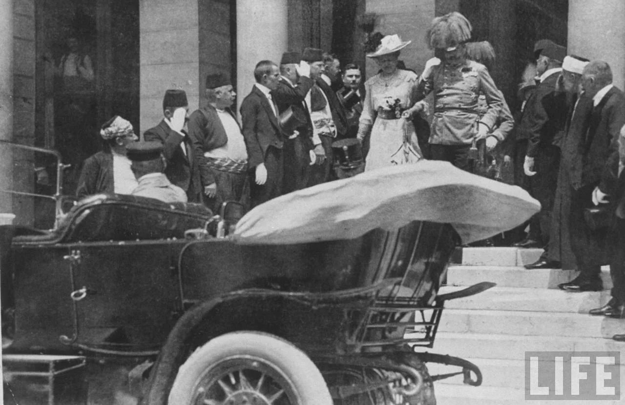 Arcyksiążę Franciszek Ferdynand z żoną Zofią chwilę przed zamachem