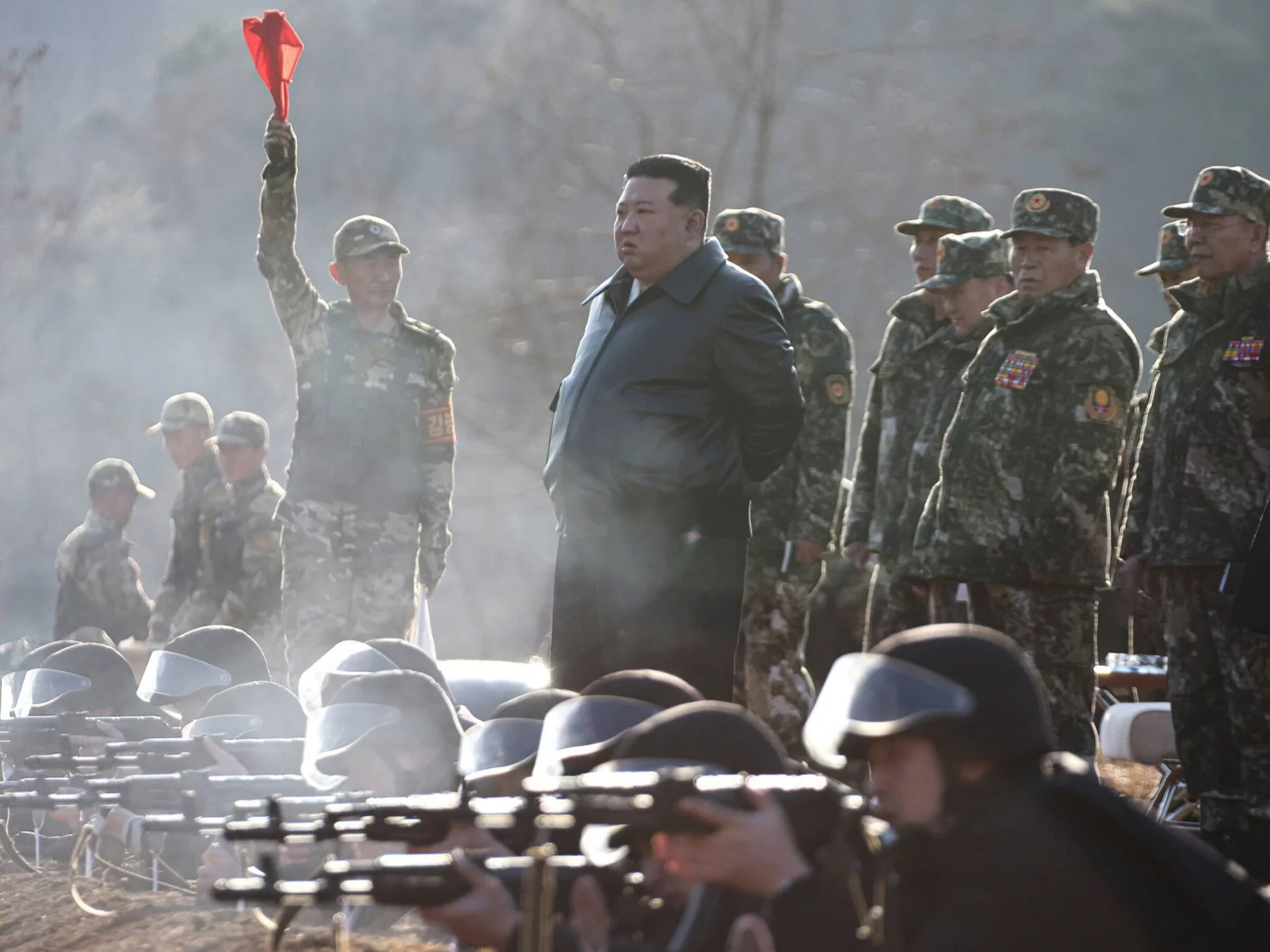 Przywódca Korei Północnej Kim Dzong Un obserwuje ćwiczenia armii KRDL