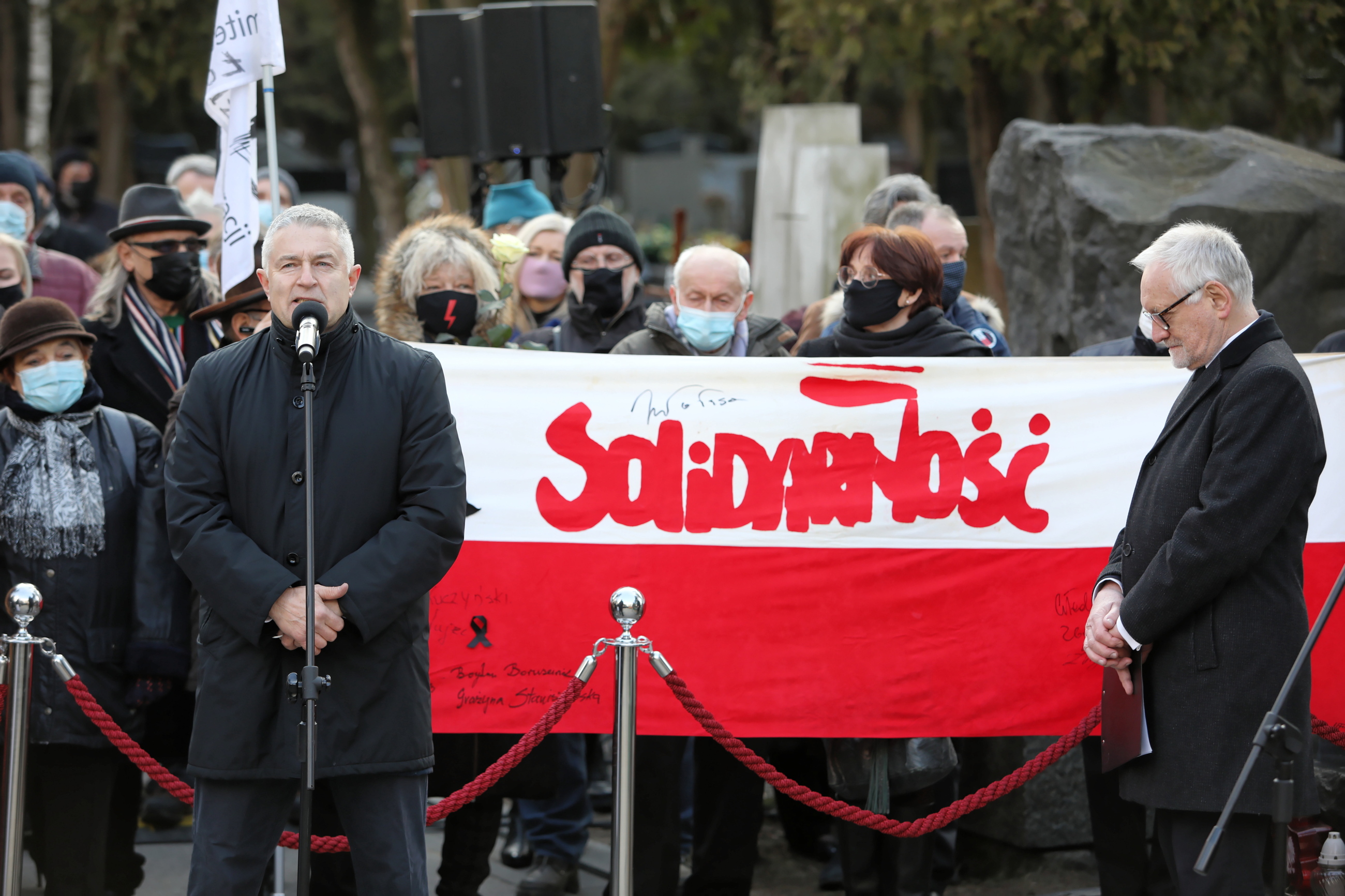 Działacz opozycji w PRL Władysław Frasyniuk i aktor Andrzej Seweryn podczas uroczystości pogrzebowych Jana Lityńskiego