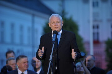 Wystąpienie prezesa Prawa i Sprawiedliwości Jarosława Kaczyńskiego przed Pałacem Prezydenckim