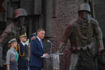 Wystąpienie prezydenta Andrzeja Dudy podczas uroczystości przed pomnikiem Powstania Warszawskiego