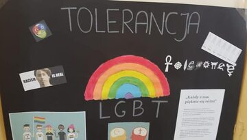 Wystawa LGBT w szkole podstawowej
