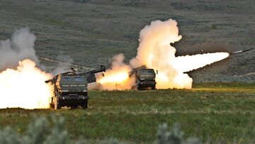 Wystrzeliwanie rakiet artyleryjskich, zdjęcie ilustracyjne
