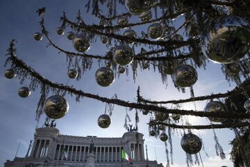 Wysuszona choinka na Placu Weneckim w Rzymie