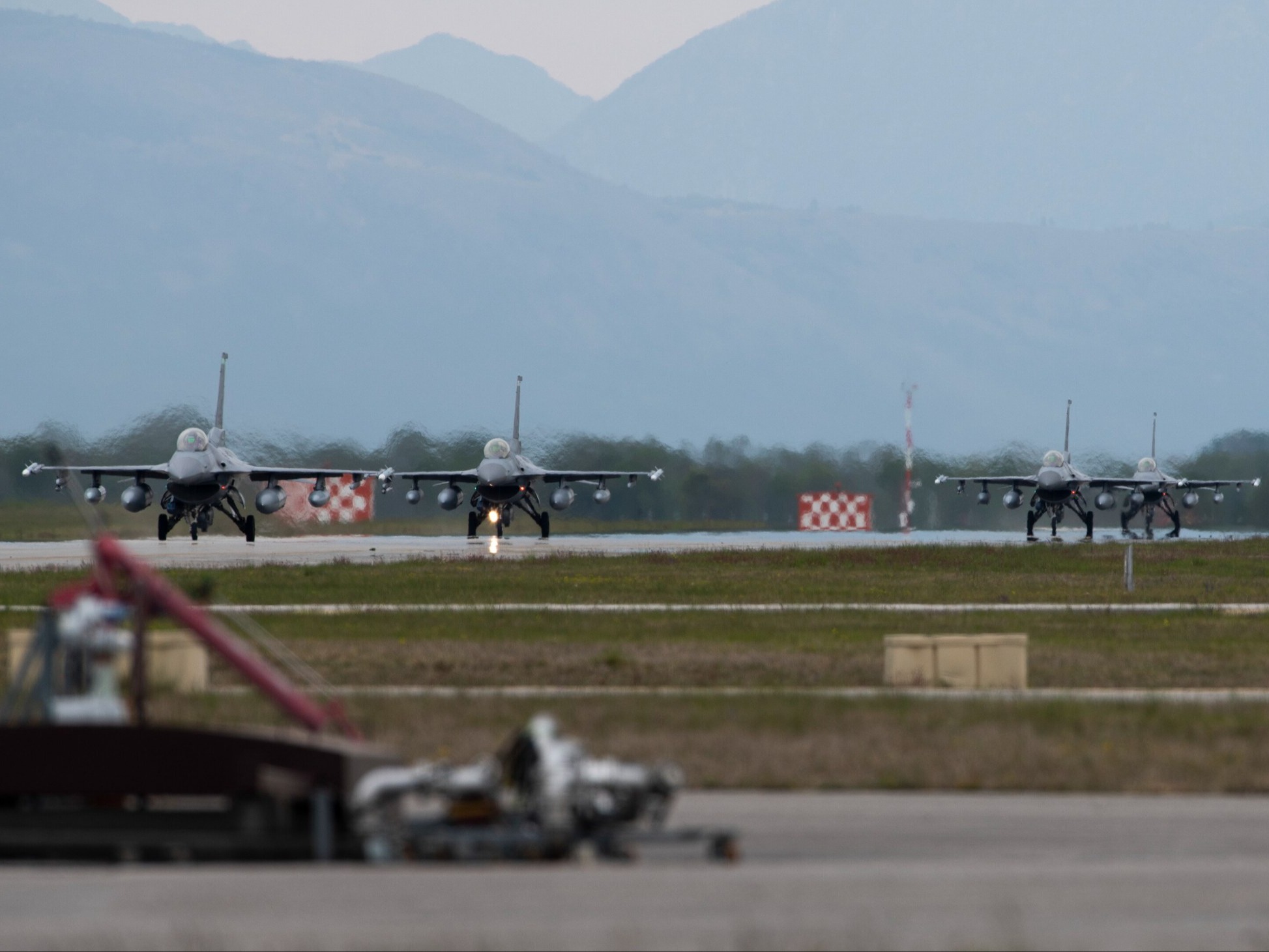 Myśliwce F-16 w bazie lotniczej Aviano we Włoszech