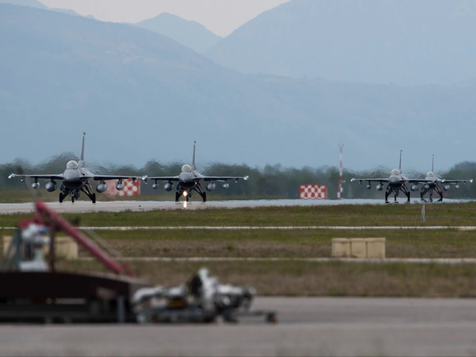 Myśliwce F-16 w bazie lotniczej Aviano we Włoszech