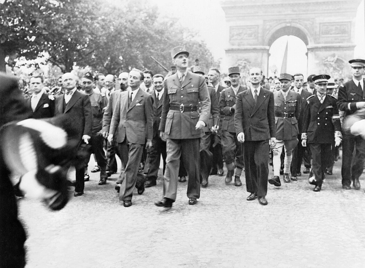 Charles de Gaulle (na czele) tuż po wyzwoleniu Paryża, 26 sierpnia 1944