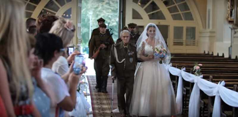 Major Karwowski poprowadził wnuczkę do ślubu