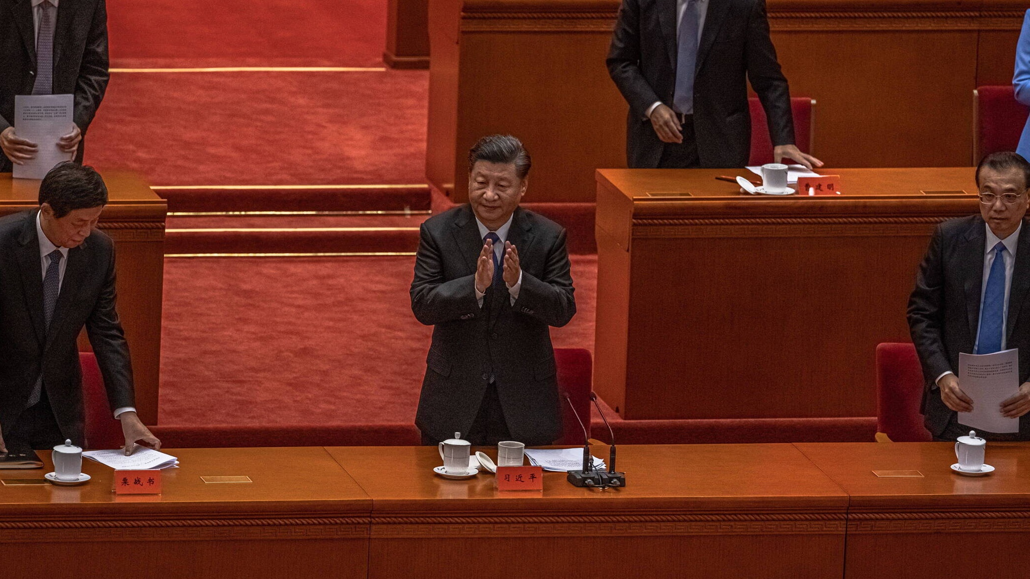 Prezydent Chin Xi Jinping w towarzystwie działaczy Komunistycznej Partii Chin