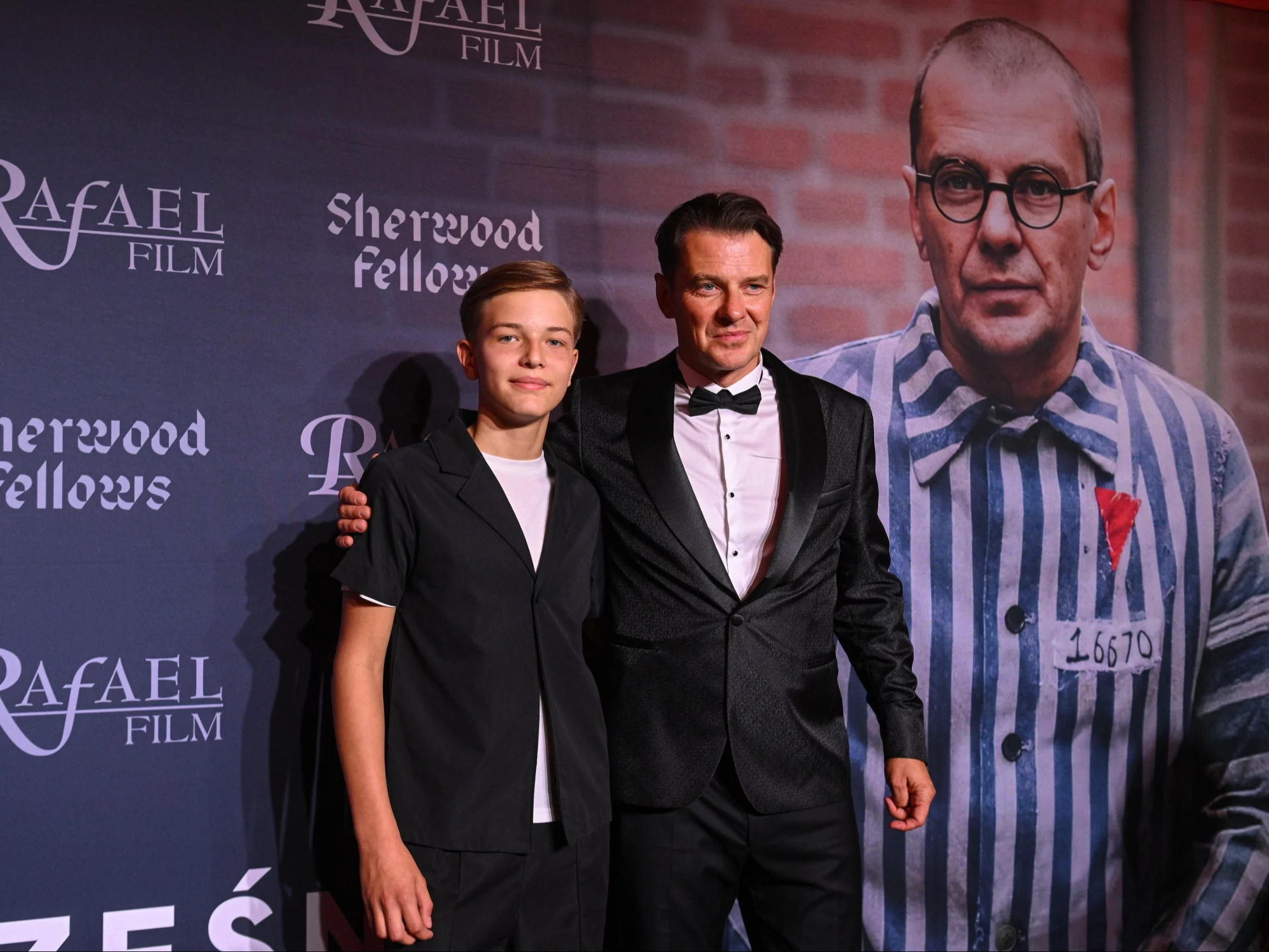 Warszawa, 13.08.2025. Aktor Marcin Kwaśny (P) podczas uroczystej międzynarodowej premiery filmu „Triumf serca” w reżyserii Anthony'ego D'Ambrosio w Kinie Luna w Warszawie, 13 bm. (jm) PAP/Marcin Obara