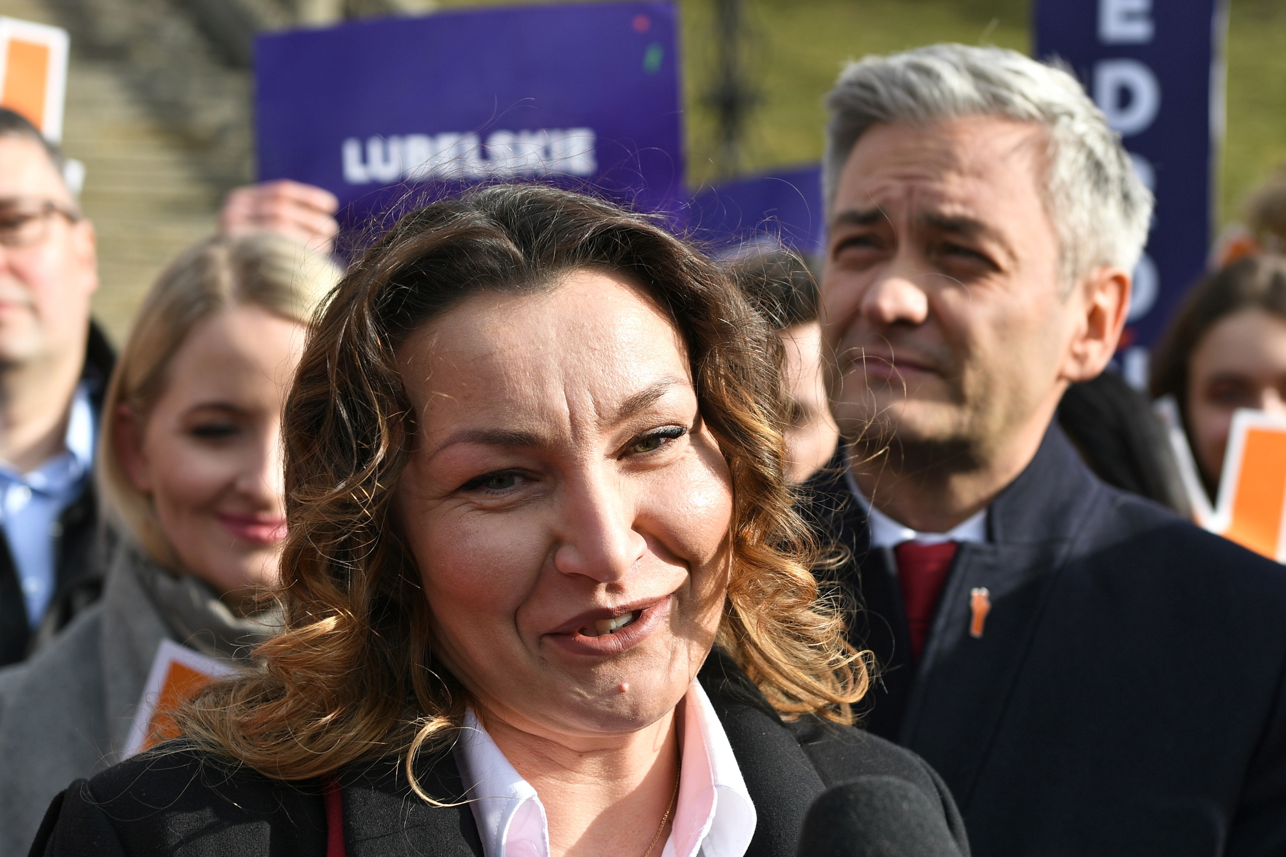 Monika Pawłowska. W tle Robert Biedroń