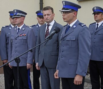 Z prawej podinspektor Rafał Kubicki (2P) komendant miejski policji w Ostrołęce podczas uroczystości z udziałem ministra Mariusza Błaszczaka.