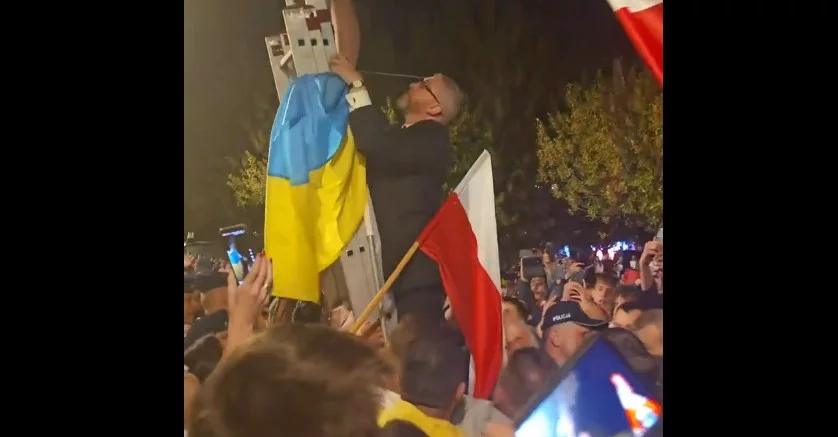 Grzegorz Braun zdejmuje ukraińską flagę z urzędu