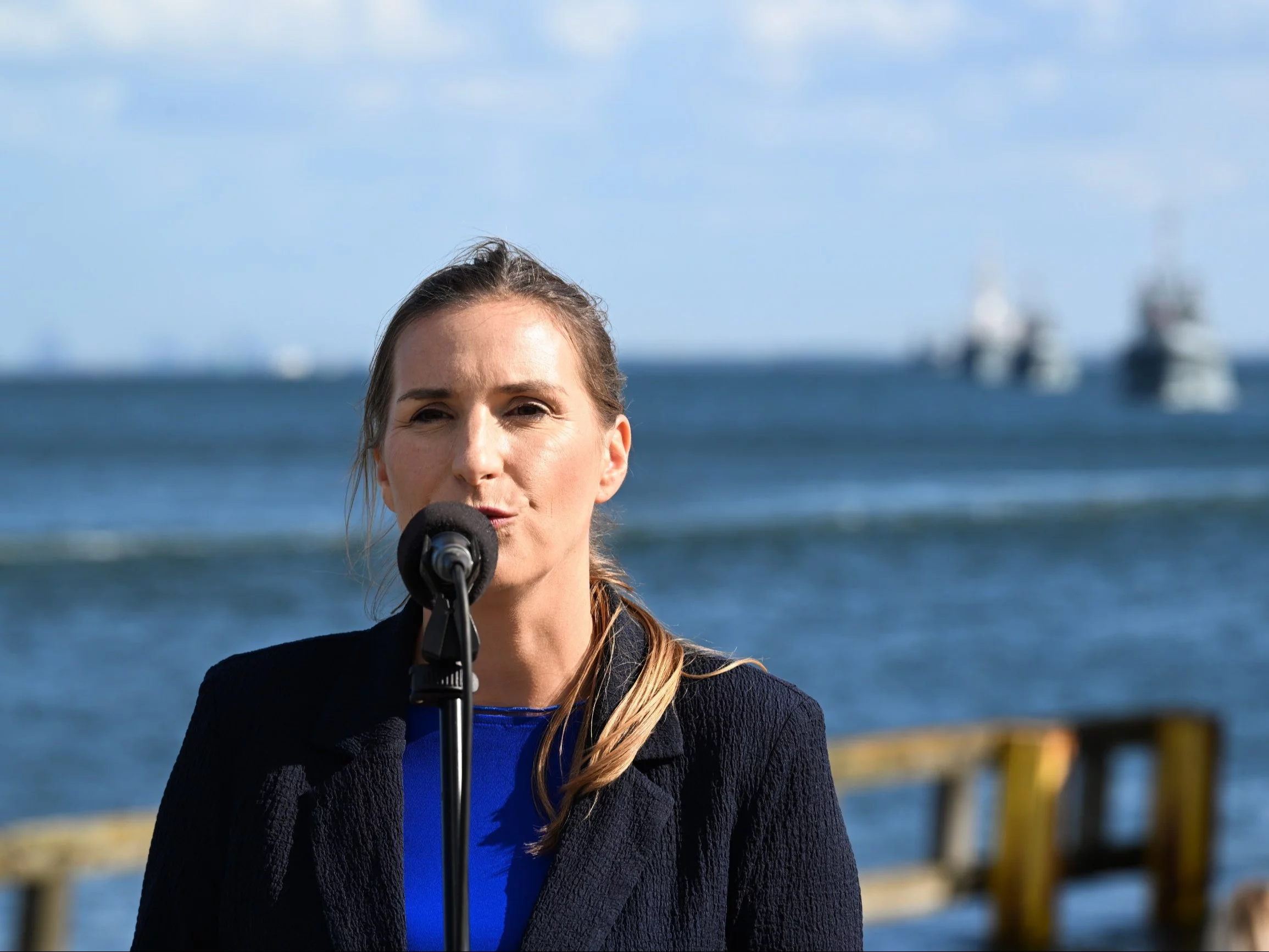 Wiceminister obrony narodowej Magdalena Sobkowiak-Czarnecka przemawia na próbie komponentu morskiego do parady morskiej