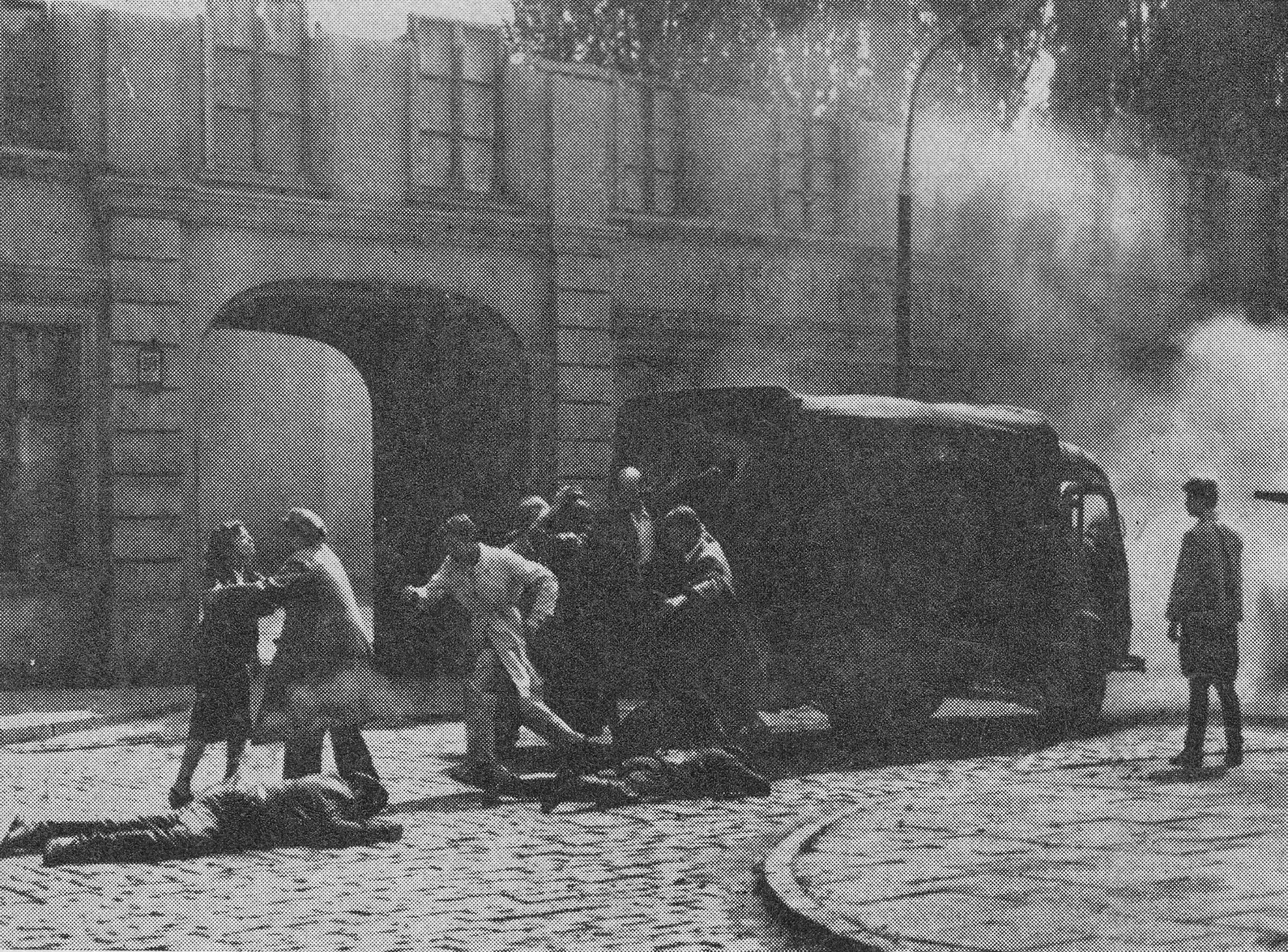 Atak na ciężarówkę z więźniami na planie filmu Akcja pod Arsenałem w reżyserii Jana Łomnickiego (1977)