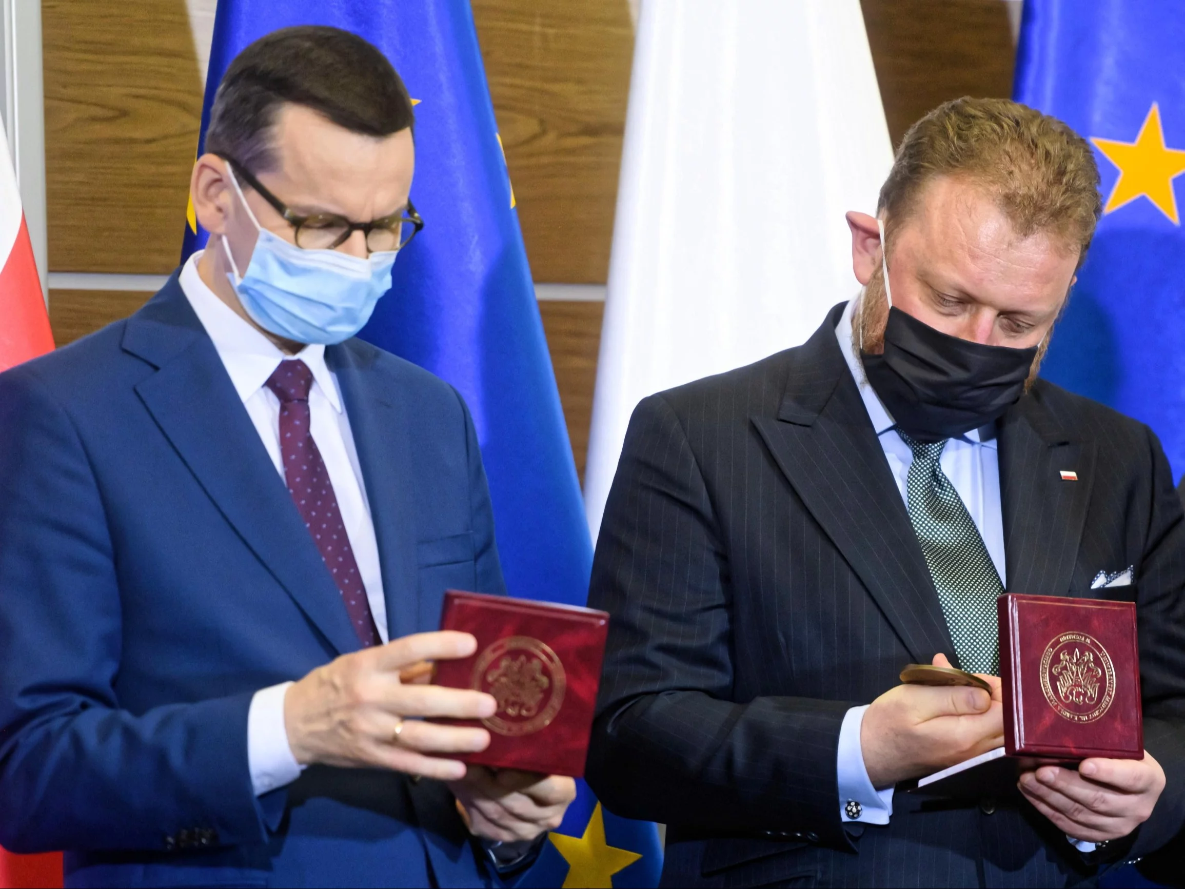 Poznań, 23.06.2020. Ówczesny premier Mateusz Morawiecki (L) i ówczesny minister zdrowia Łukasz Szumowski (P)