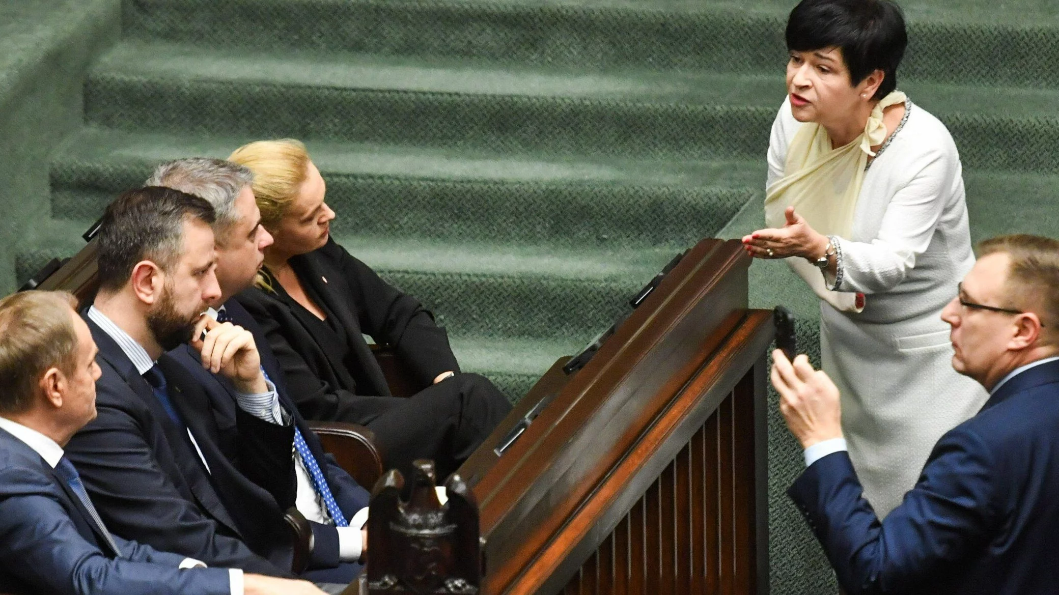 Premier Donald Tusk (L), wicepremier, minister obrony narodowej Władysław Kosiniak-Kamysz (2L), minister cyfryzacji Krzysztof Gawkowski (3L), minister edukacji Barbara Nowacka (4L), posłanka PiS Joanna Borowiak (2P) oraz poseł PiS Maciej Małecki (P)