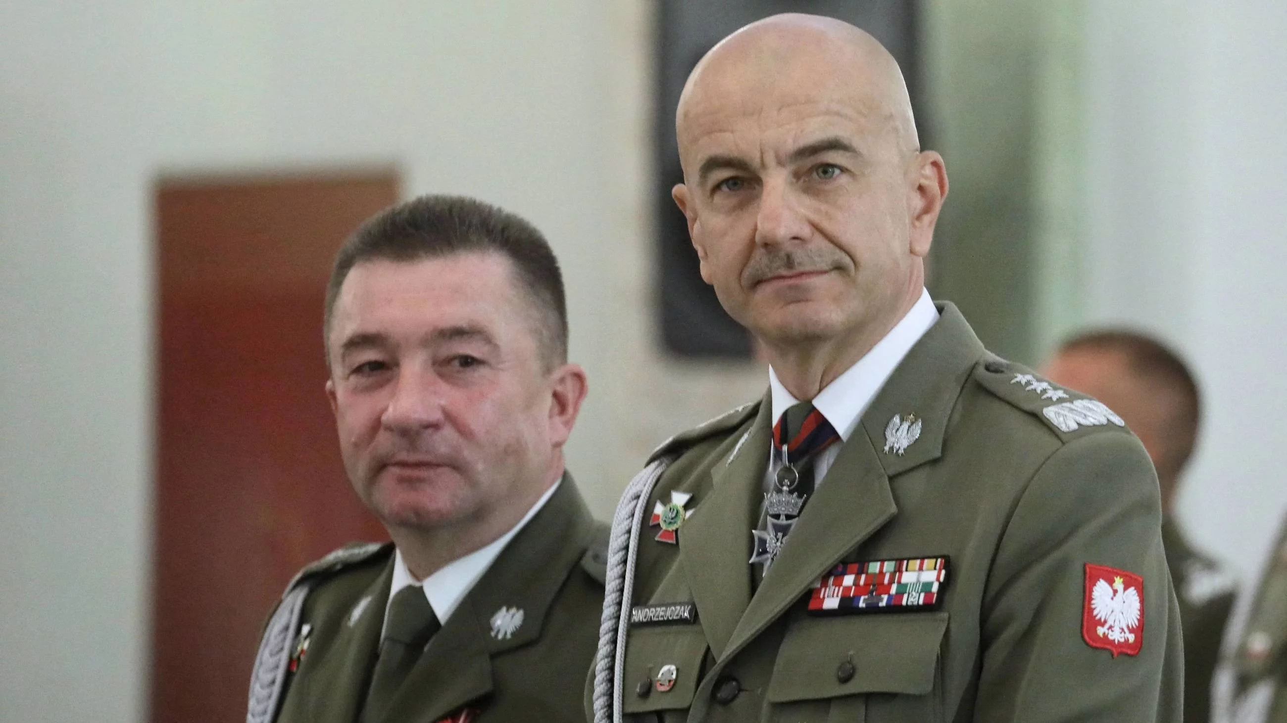 Dotychczasowy Szef Sztabu Generalnego WP generał Leszek Surawski (L) i nowy Szef Sztabu Generalnego Wojska Polskiego gen. dyw. Rajmund Andrzejczak