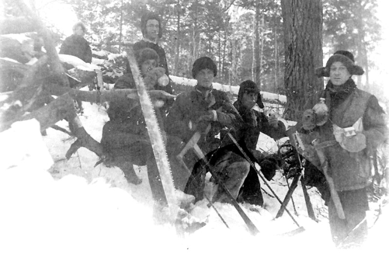 Deportowani 10 lutego 1940 r. z Kolonii Sobótka w pow. podhajeckim woj. Tarnopolskie przy pracy w tajdze. Dworyszcze, rejon kazaczyński, Krasnojarsk