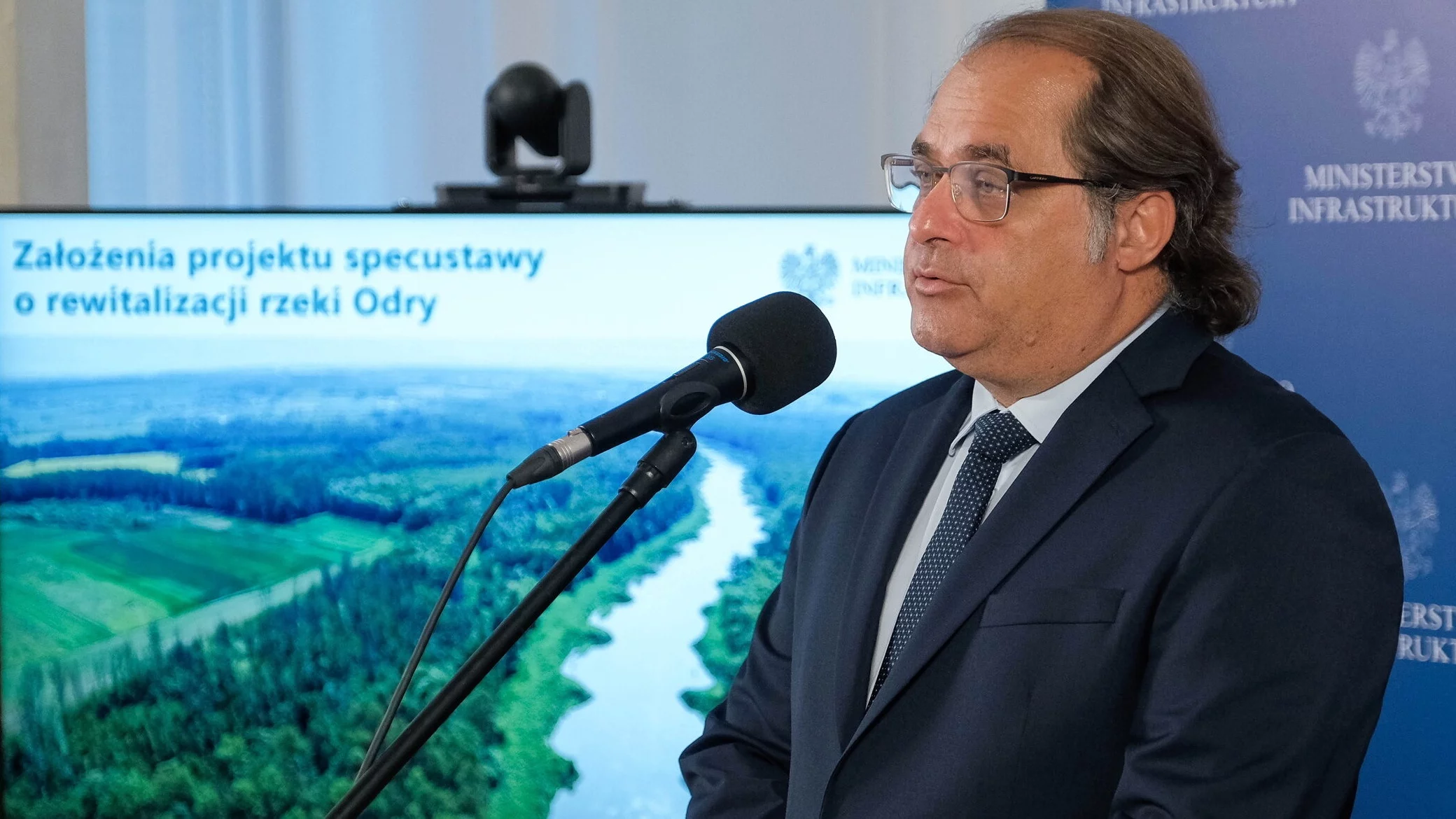 Wiceminister infrastruktury Marek Gróbarczyk podczas konferencji prasowej