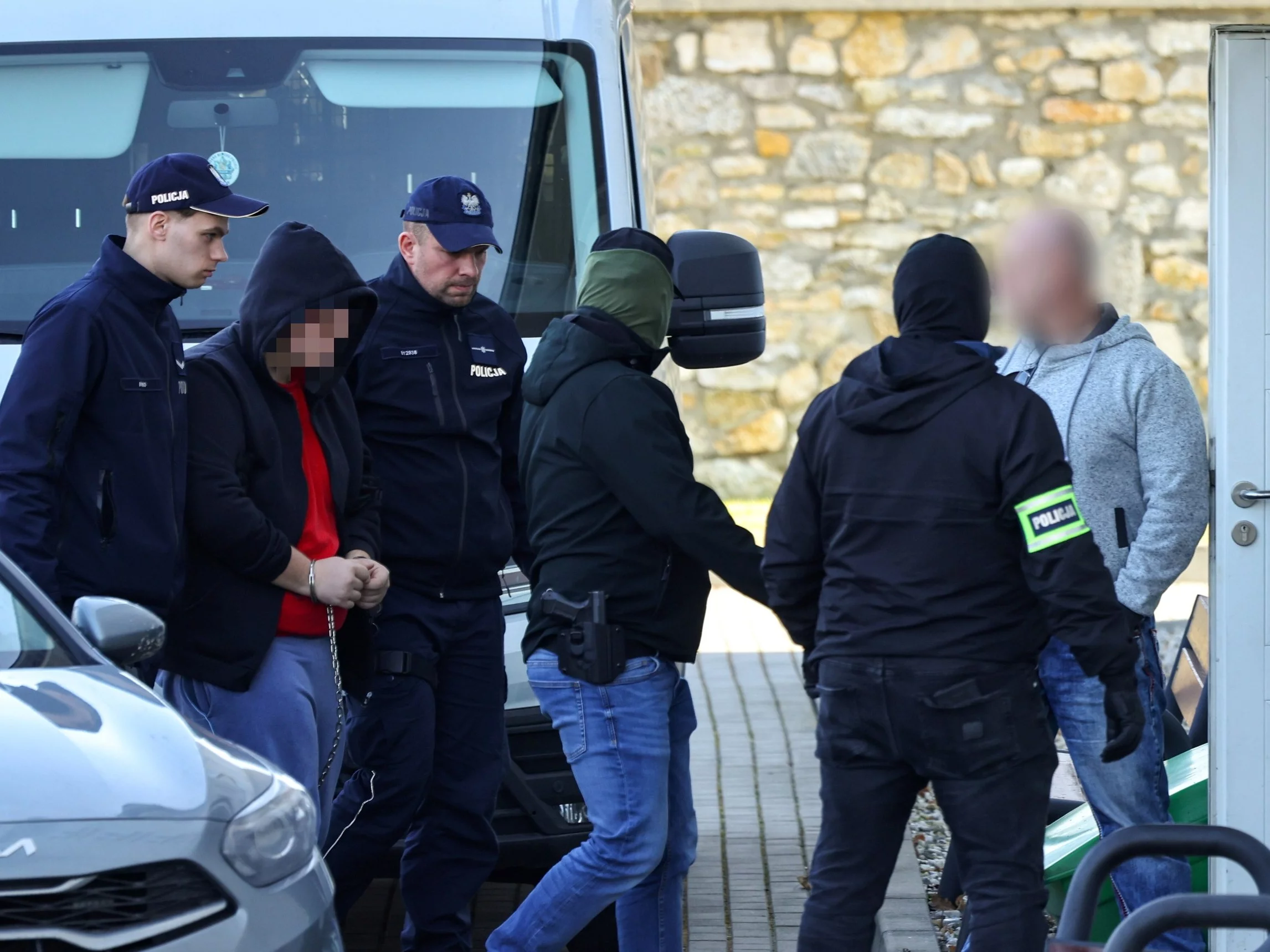 Doprowadzenie 17-letniego podejrzanego (2L) o dokonanie podwójnego morderstwa w miejscowości Kadłub do siedziby Prokuratury Rejonowej w Strzelcach Opolskich