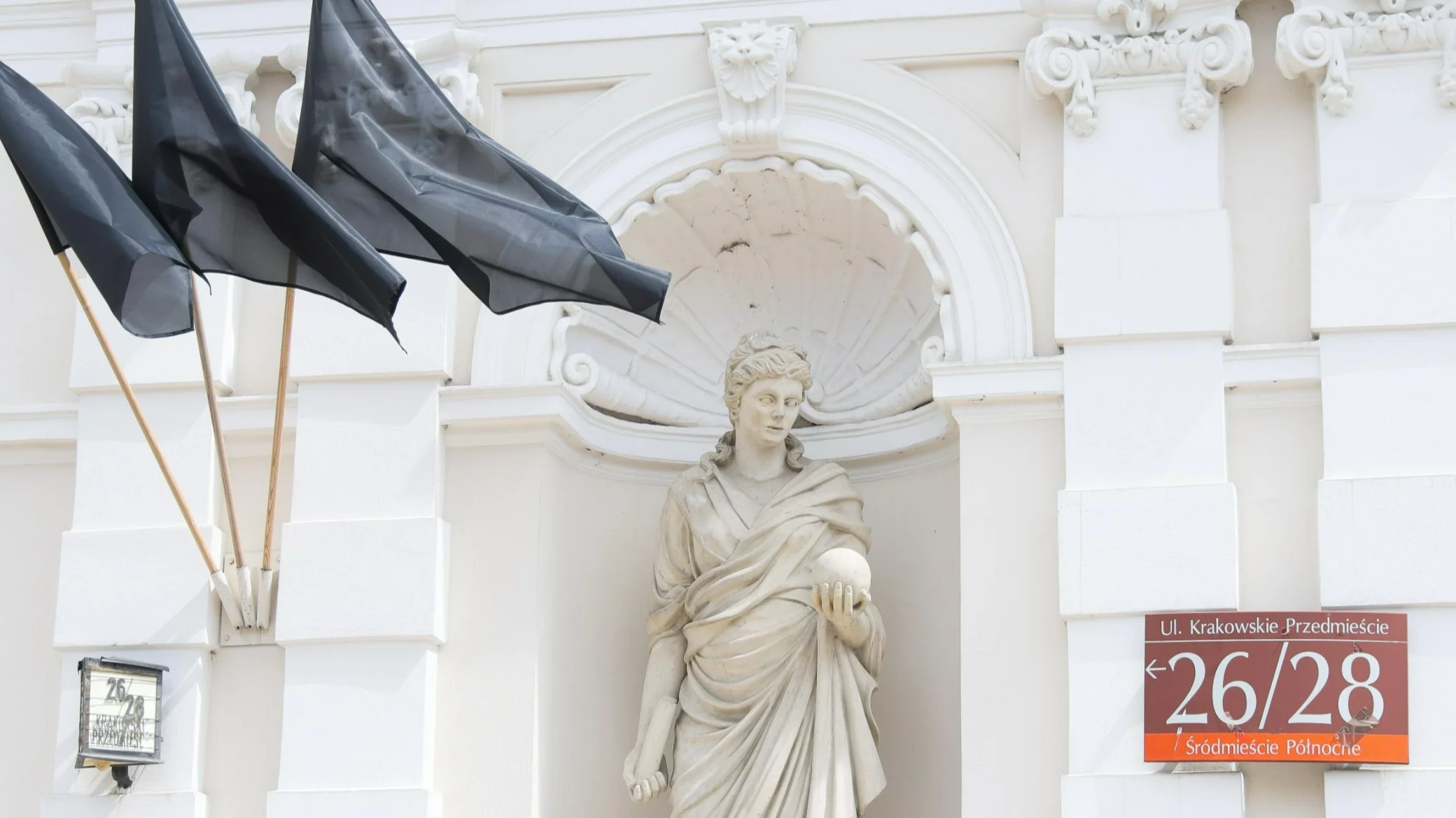 Czarne flagi na bramie Kampusu Głównego UW w Warszawie