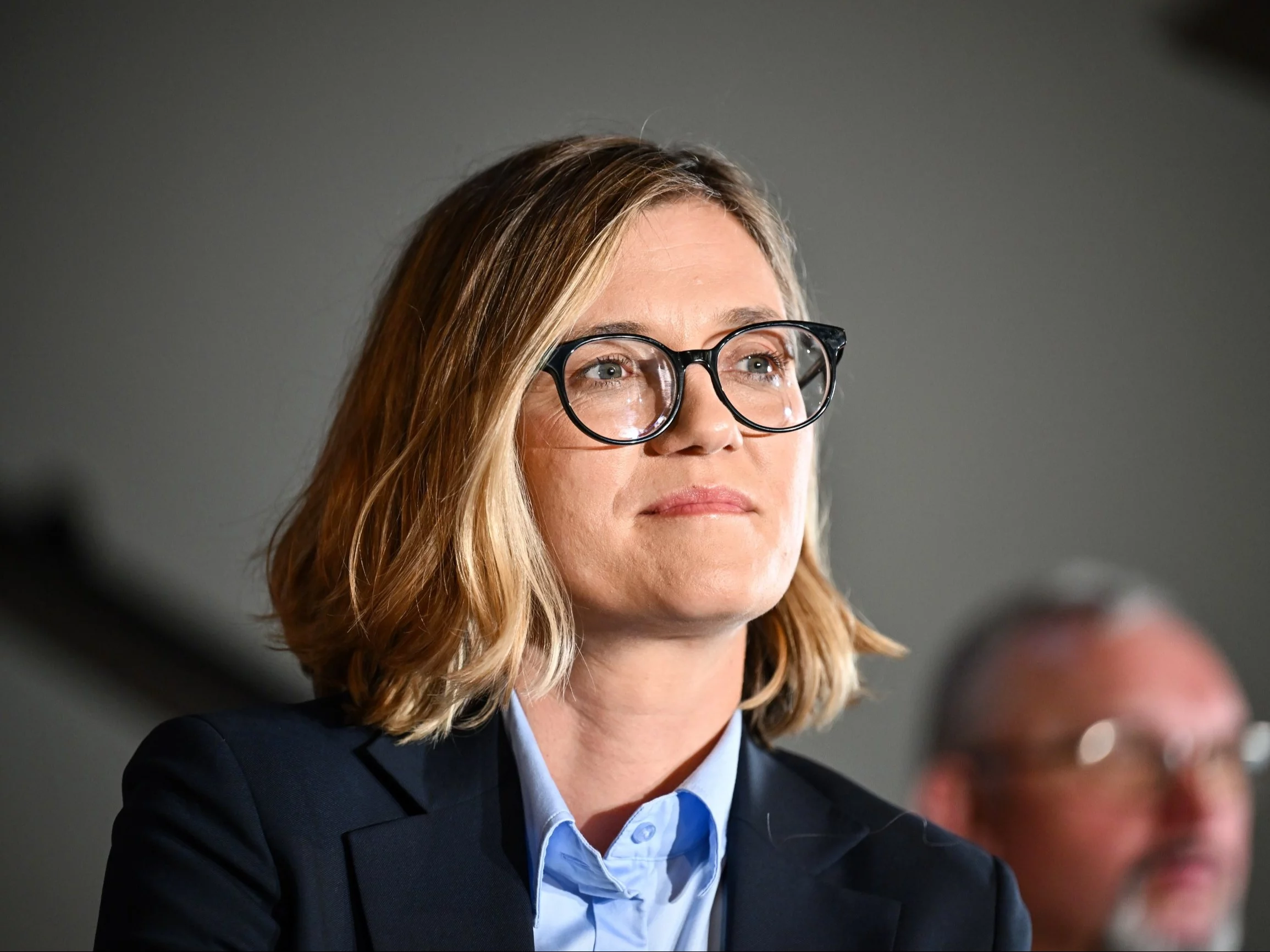 Неужели все перепутано? Он считает, что именно Зёбро отменяет приговоры