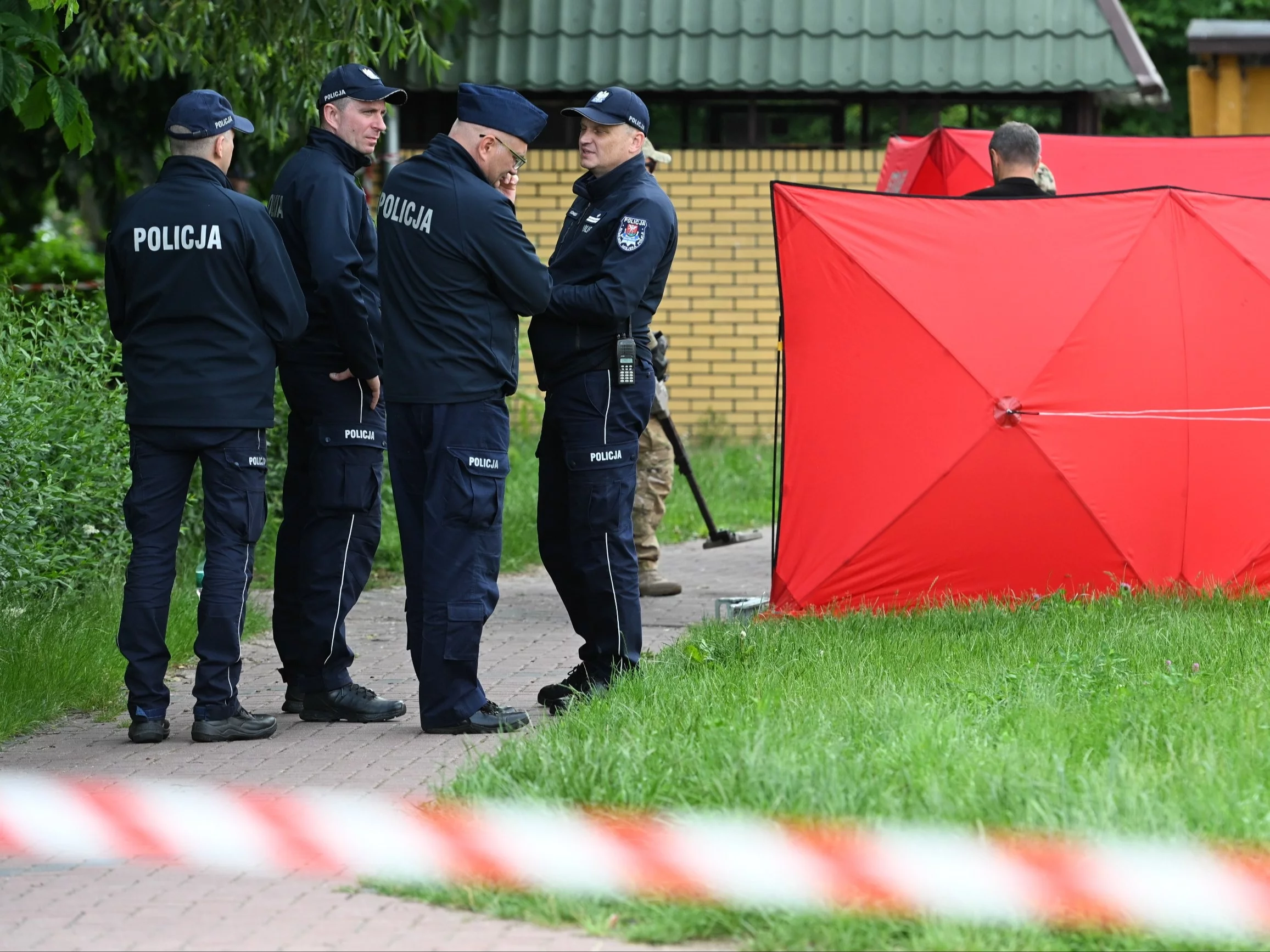 Funkcjonariusze policji w pobliżu miejsca strzelaniny przy ulicy Królowej Jadwigi w Białej Podlaskiej