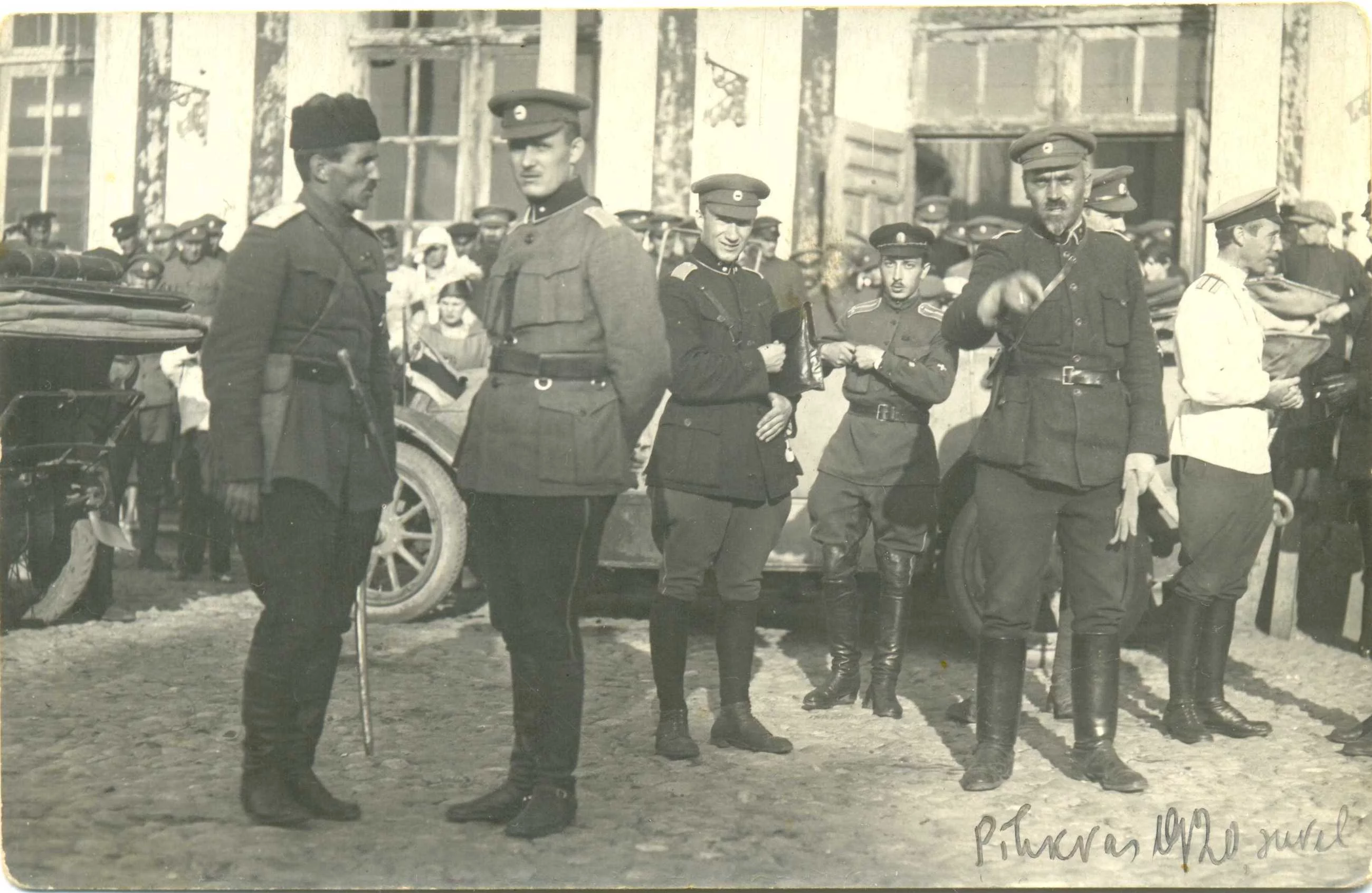 Stanisław Bułak-Bałachowicz (pierwszy z lewej) wraz z rosyjskimi oficerami, 1920 r.