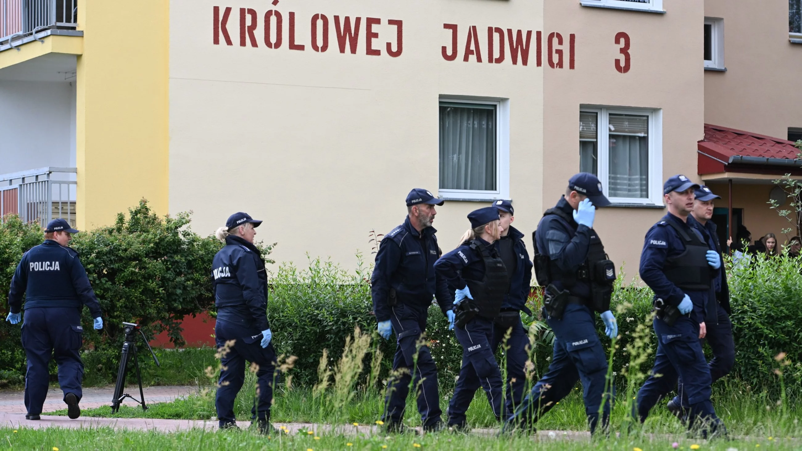 Biała Podlaska, 15.06.2026. Funkcjonariusze policji w pobliżu miejsca zabójstwa