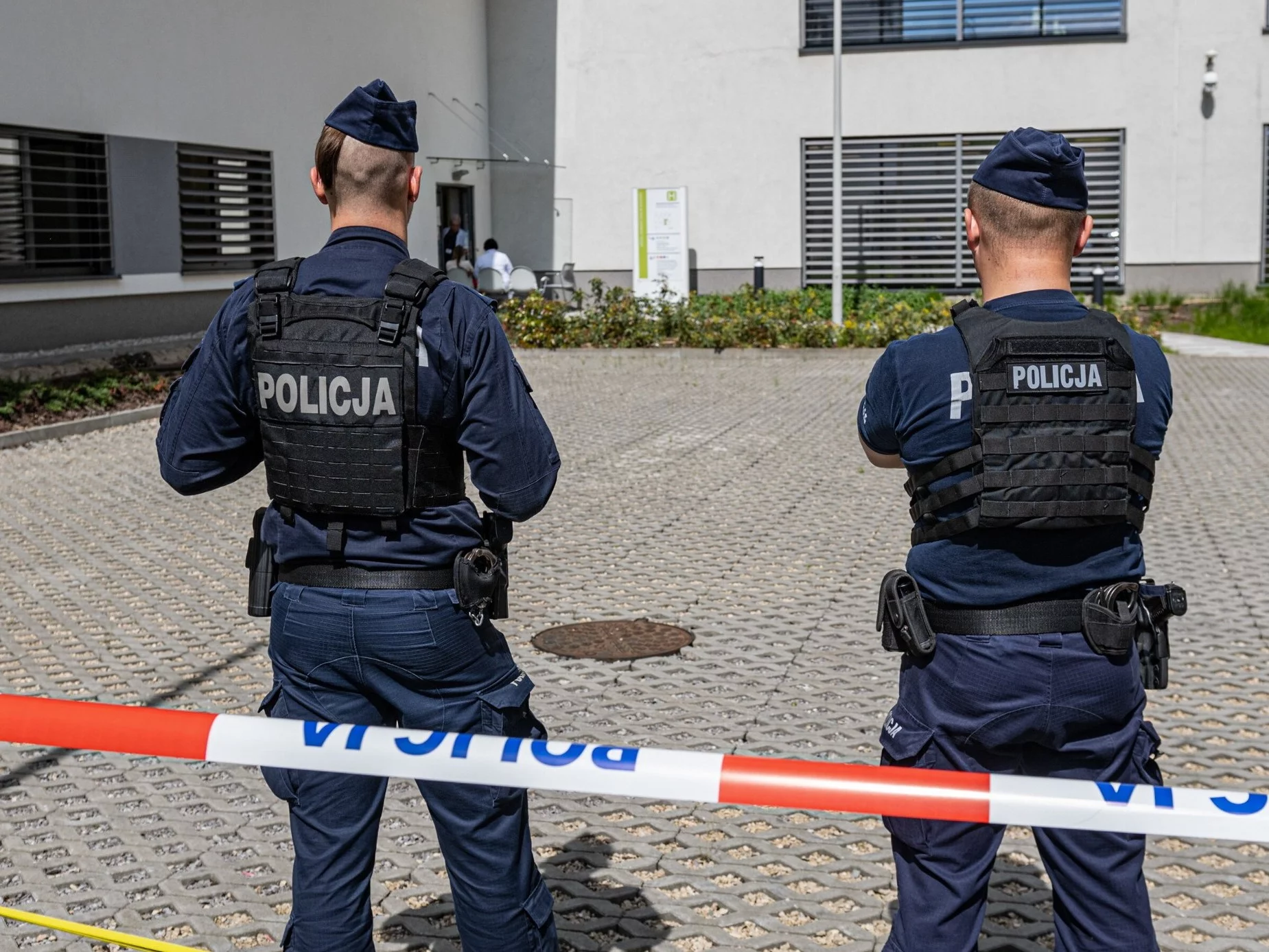 Policjanci przed budynkiem Szpitala Uniwersyteckiego w Krakowie