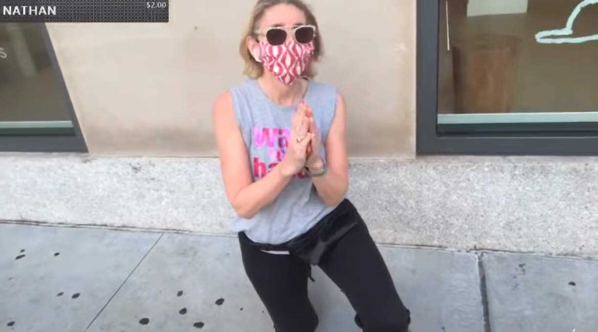 Zaczepiał białych na ulicy i kazał im klękać