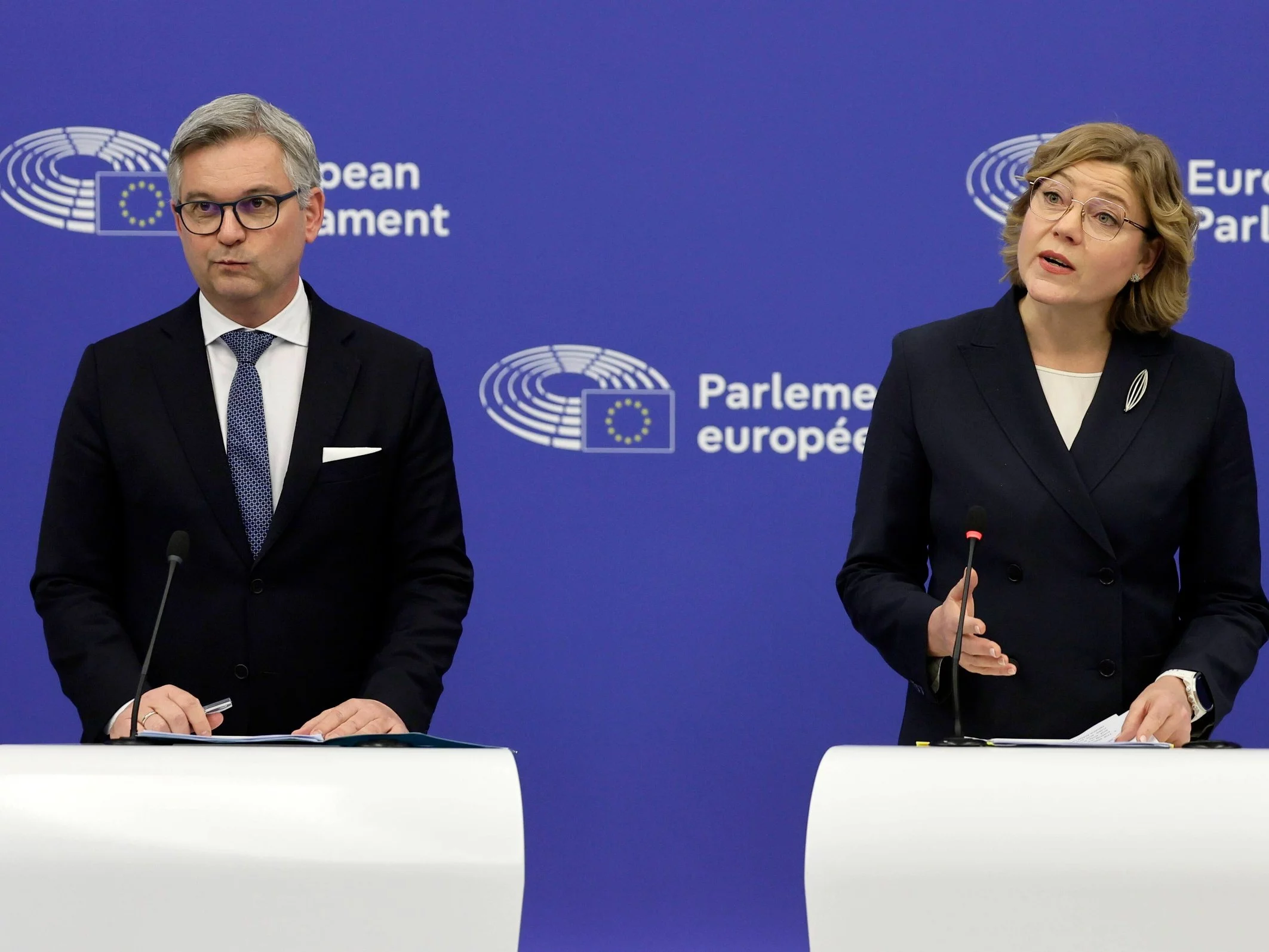 Wiceprzewodnicząca Komisji Europejskiej ds. suwerenności technicznej, bezpieczeństwa i demokracji Henna Virkkunen (R) i komisarz UE do spraw wewnętrznych i migracji Magnus Brunner