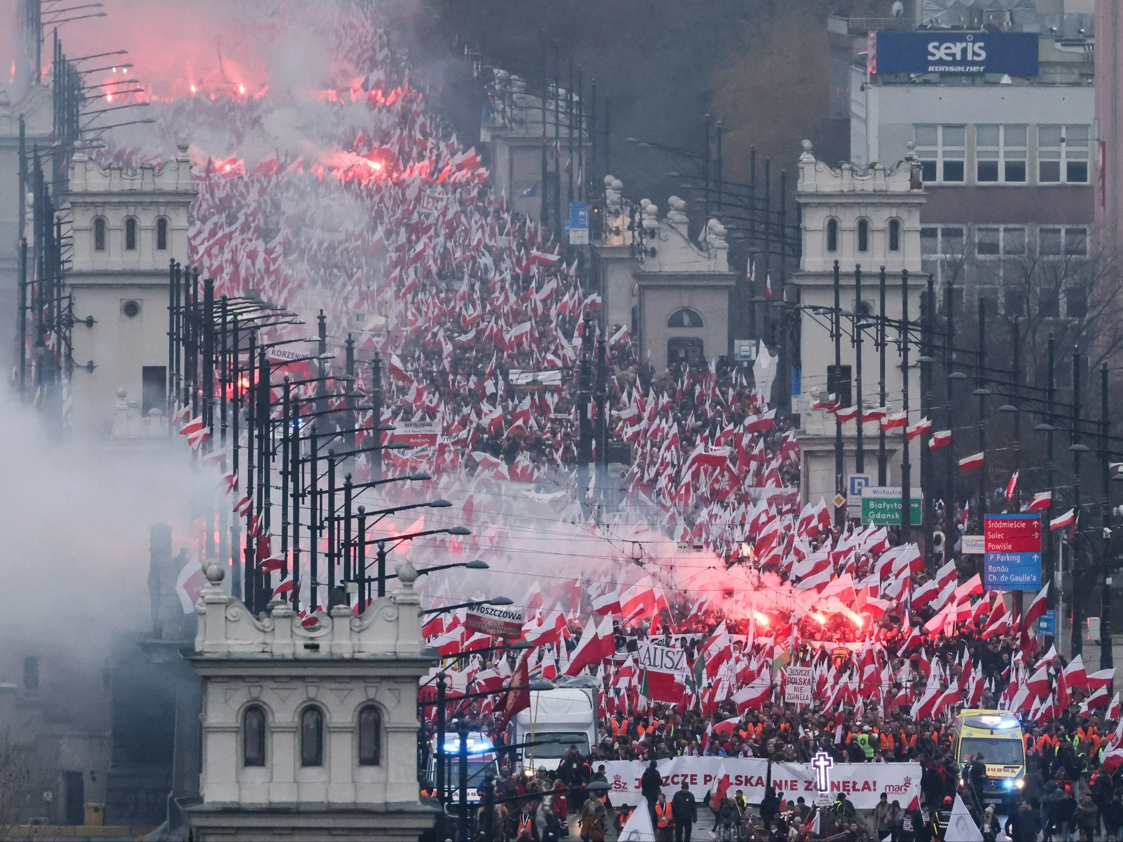 Uczestnicy Marszu Niepodległości na Moście Poniatowskiego w Warszawie