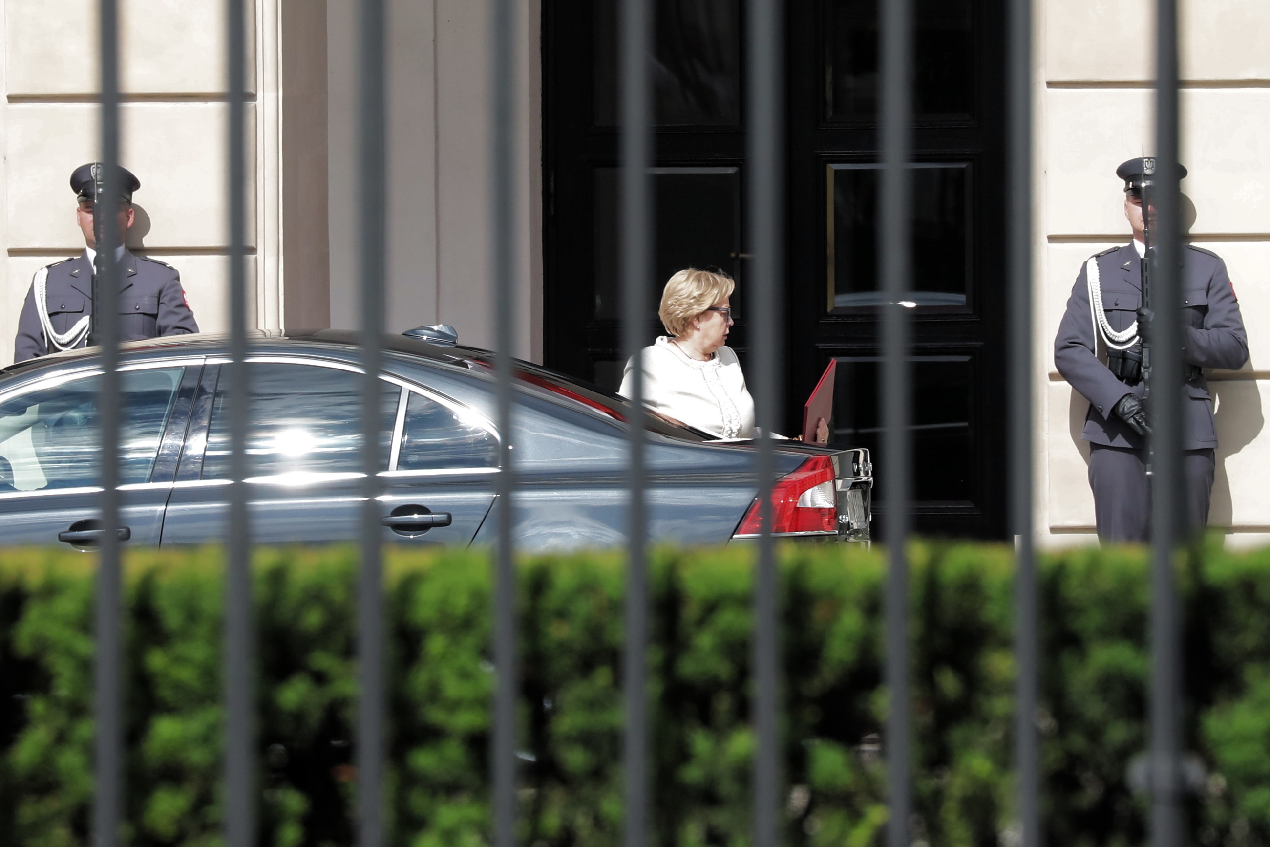 Pierwsza Prezes Sądu Najwyższego - prof. Małgorzata Gersdorf (C) w drodze na spotkanie z prezydentem Andrzejem Dudą w Pałacu Prezydenckim,