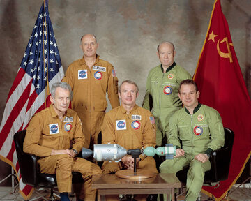 Załoga misji Sojuz-Apollo (od lewej: Slayton, Stafford, Brand, Leonow, Kubasow)