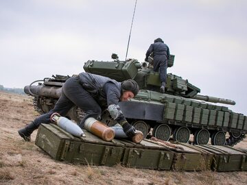 Załoga ukraińskiego czołgu podczas załadunku amunicji