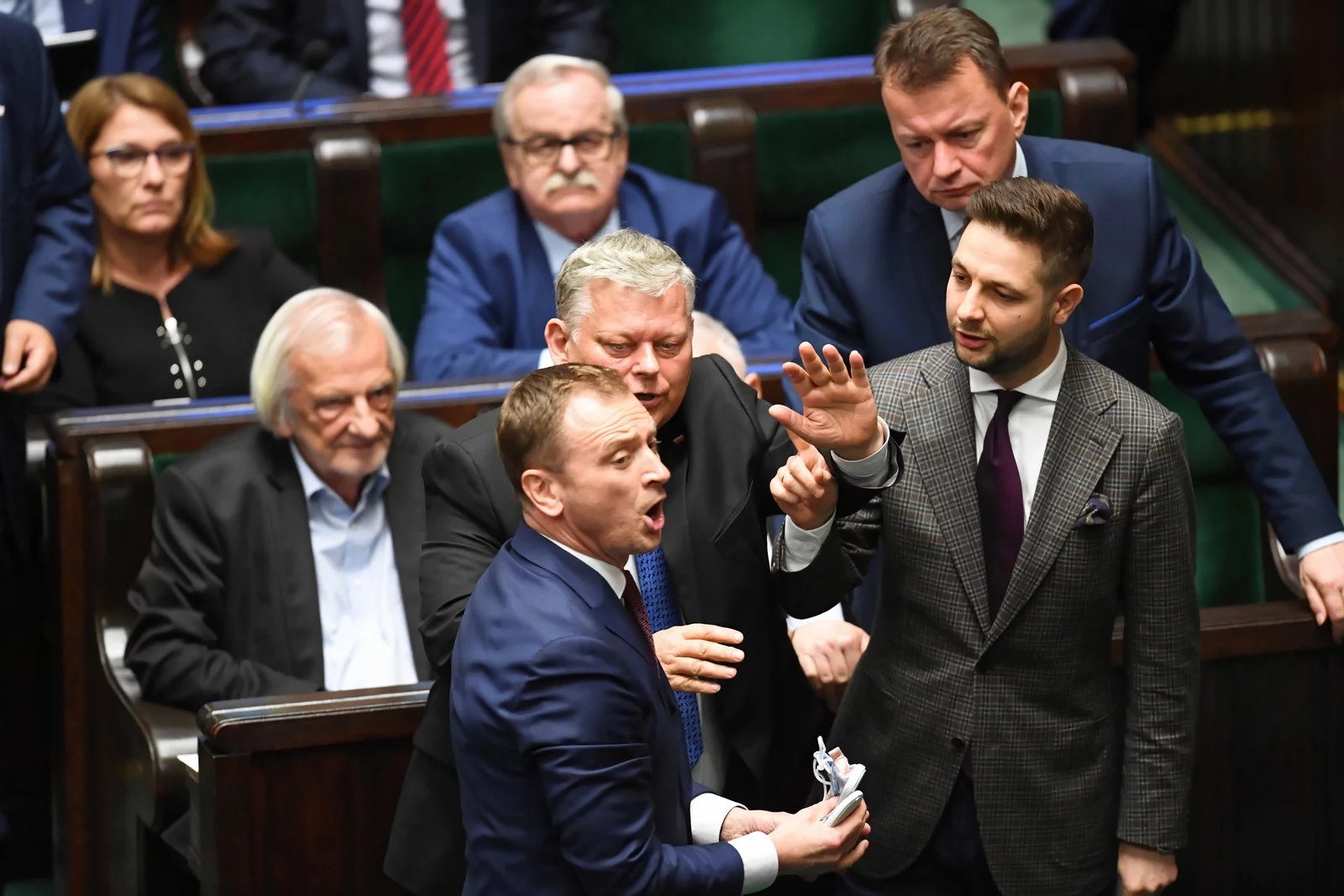 Marek Suski i Patryk Jaki osłaniają Jarosława Kaczyńskiego przed Sławomirem Nitrasem