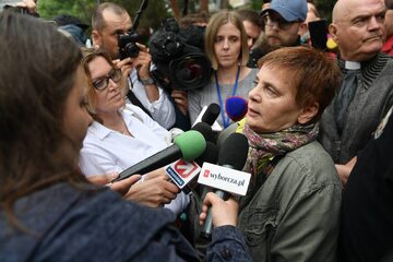 Założycielka i prezes fundacji Polska Akcja Humanitarna Janina Ochojska przed biurem przepustek Sejmu