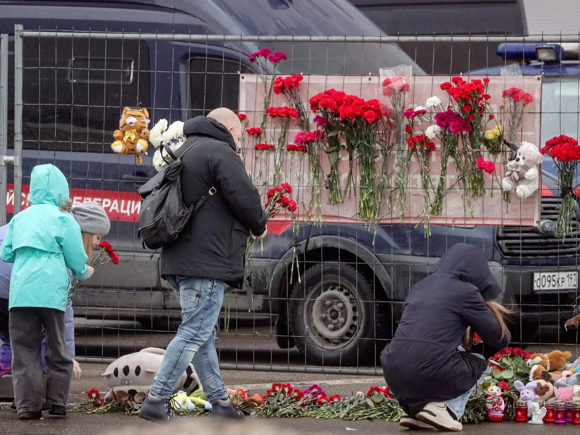 Rosjanie składają kwiaty pod Crocus City Hall, gdzie doszło do ataku terrorystycznego