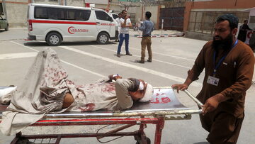 Zamachowiec samobójca wysadził się przed lokalem wyborczym w Quetta, zabijając co najmniej 31 osób.