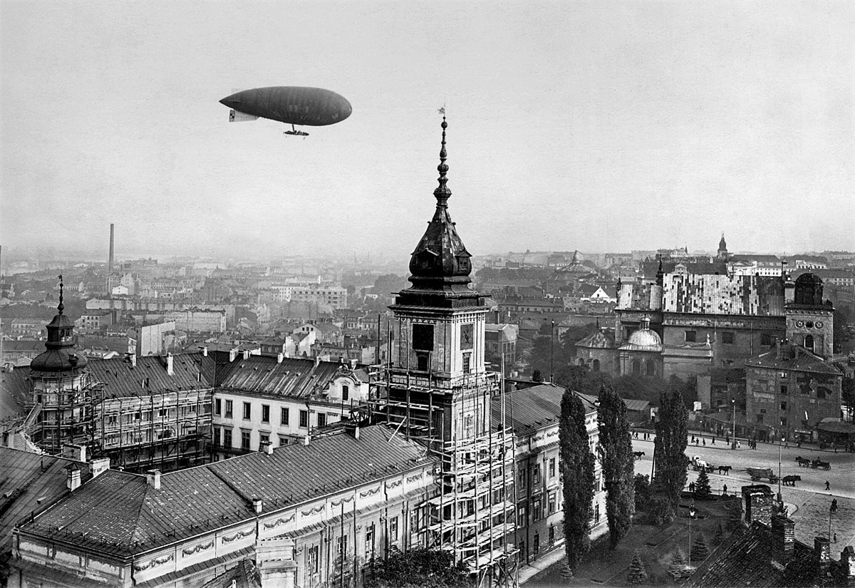 Polski sterowiec Lech podczas lotu nad Warszawą, 1926 r.