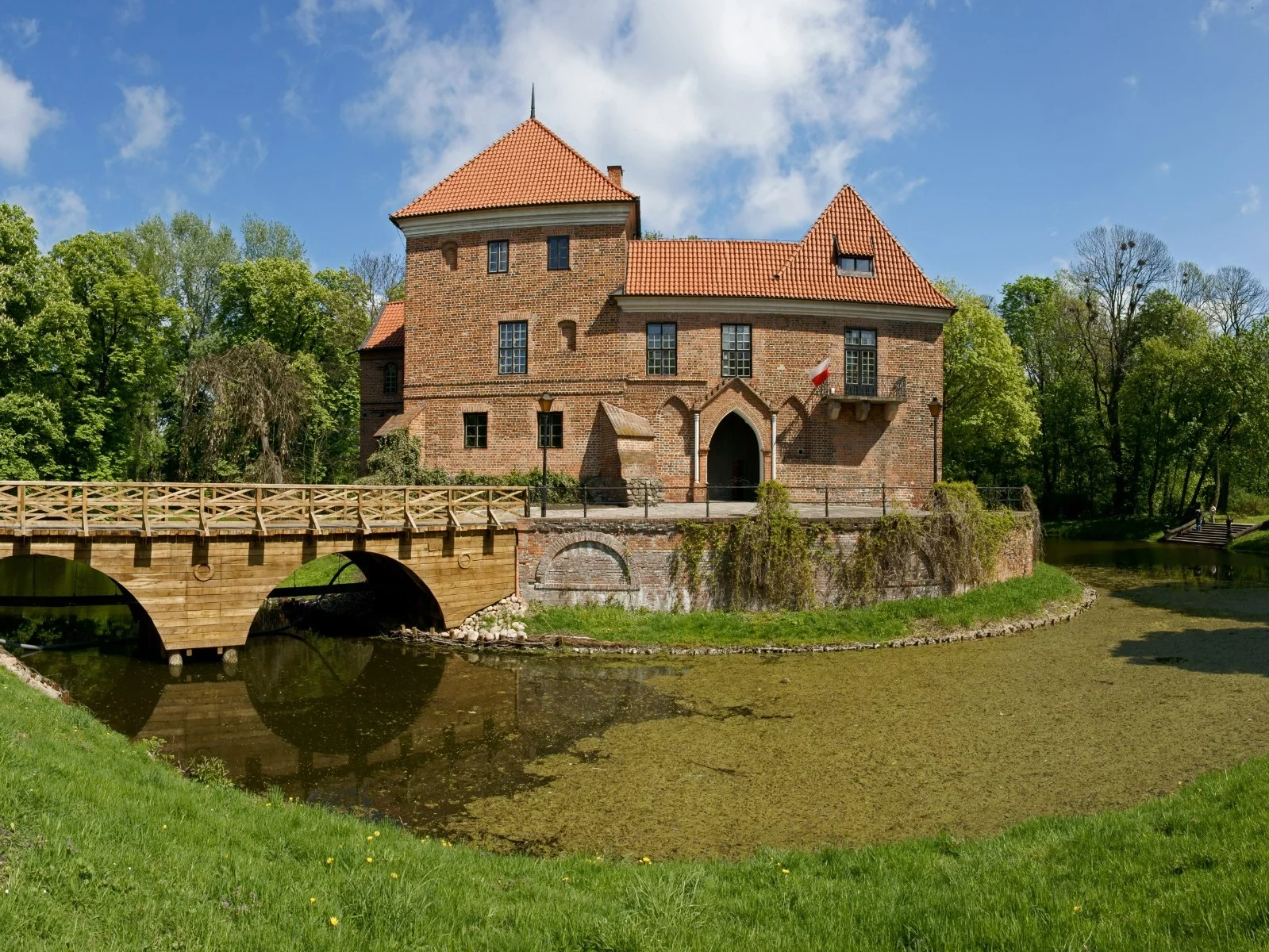 Gotycki zamek Oporowskich. Obecnie Muzeum Zamek w Oporowie