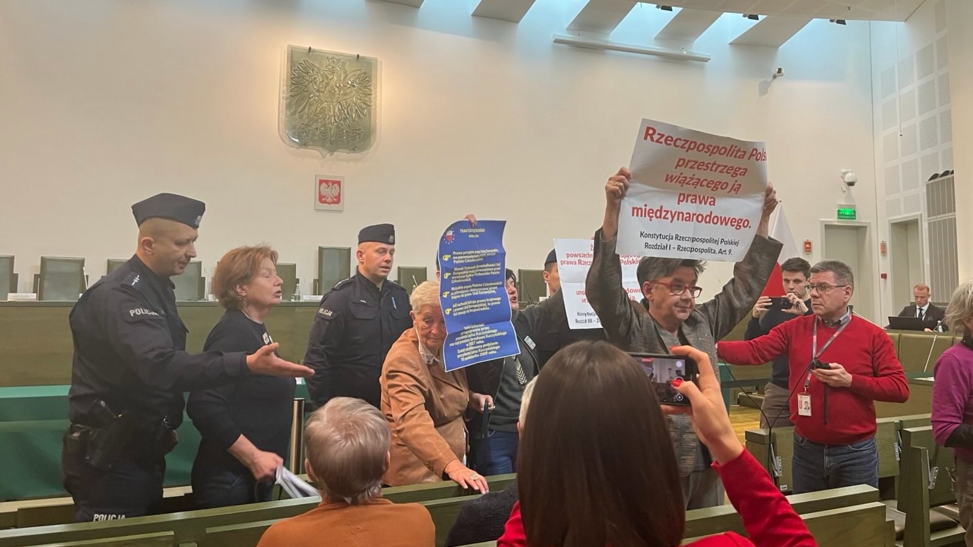 Screams, banners and police intervention. Paralysis of deliberations in the ultimate  Court